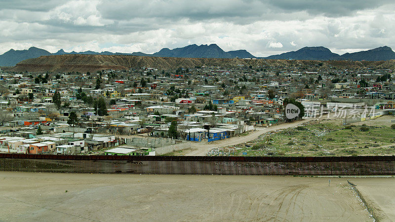 阿纳普拉港，Ciudad Juárez在边境墙的另一边